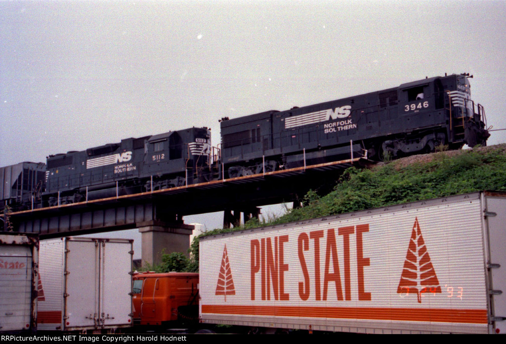 NS 3946 & 5112 lead a train across Smoky Hollow